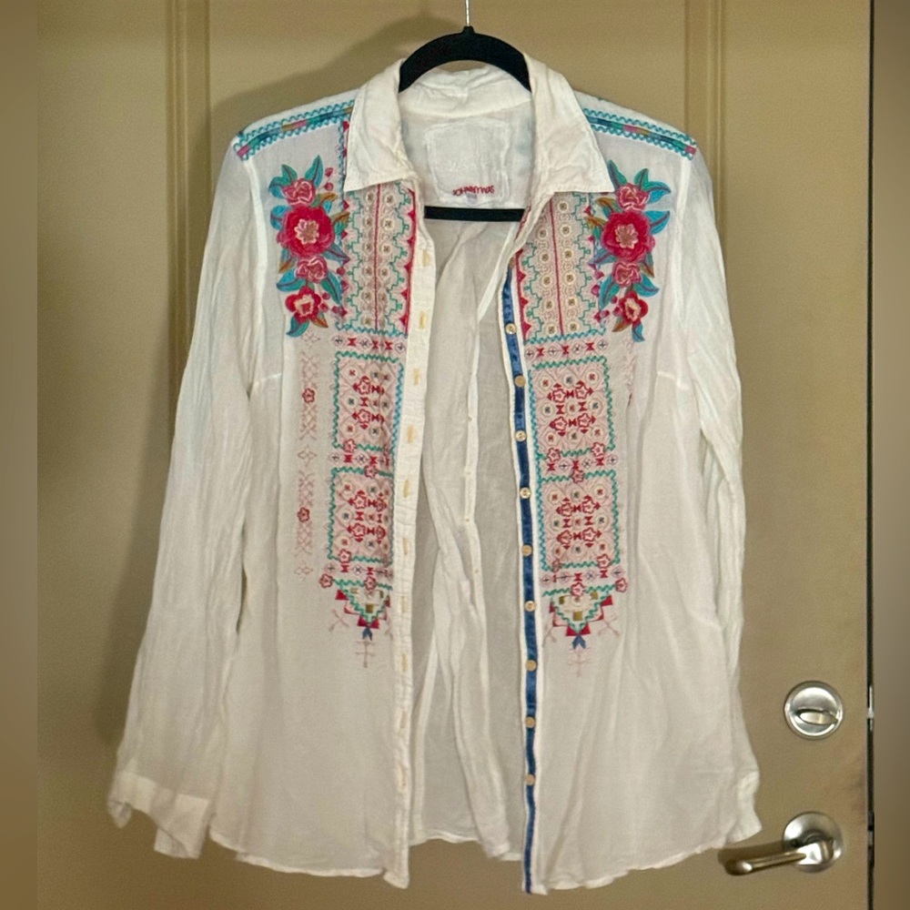 Johnny Was Embroidered White Button-Up Shirt with Floral Design